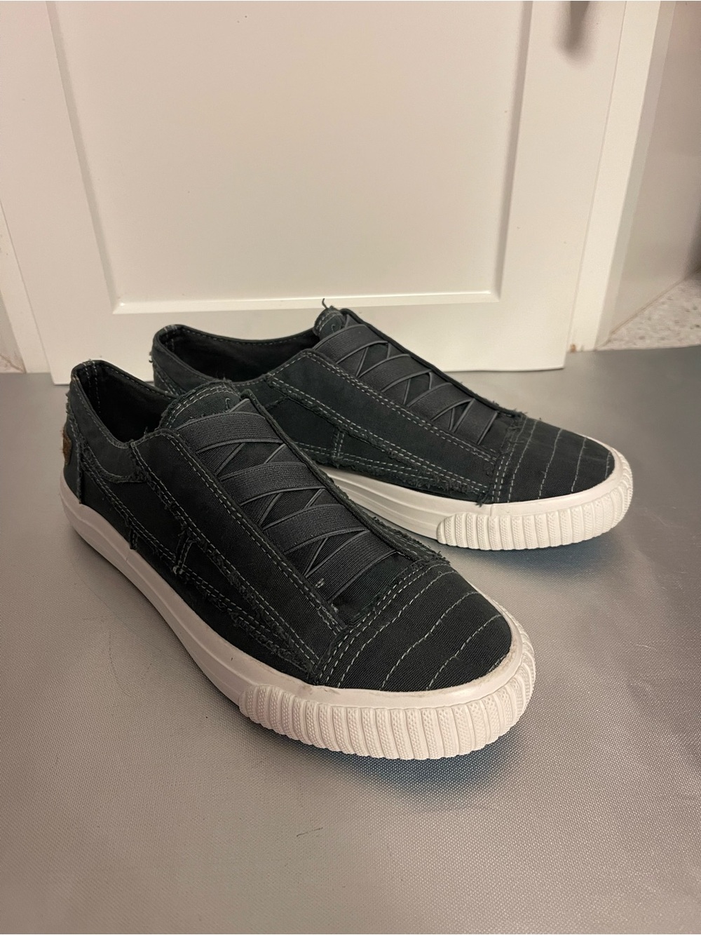 Blowfish Malibu Marley Women’s Black Slip- on Canvas Sneakers Sz 9.5 - Picture 3 of 12